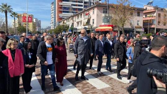 FOTOLAJM/ I veshur ndryshe dhe i shoqëruar nga kryebashkiaku e deputetët socialistë, Kryeministri Rama mbërrin në Elbasan