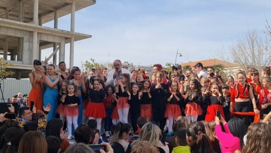 Atmosferë festive në Vlorë për 'Ditën e Verës', këngë dhe valle në koncertin muzikor për të gjitha moshat