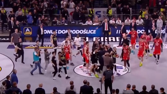 Derbi më i zjarrtë në Serbi, përleshje masive mes basketbollistëve (PAMJET)
