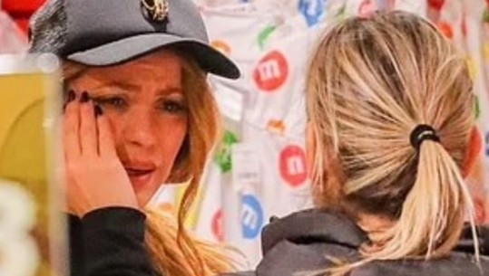 Shakira shfaqet duke qarë brenda dyqanit në New York, fotot bëjnë xhiron e rrjetit! Ylli i muzikës latine po kalon momente të vështira