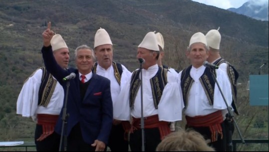 VIDEOLAJM/ Rama në Tepelenë, grupi polifonik i dedikon këngë: Kryeministri i Shqipërisë si dhuratë e perëndisë, ku nuk të ka shkuar fama, ti je burrë që nuk do reklama