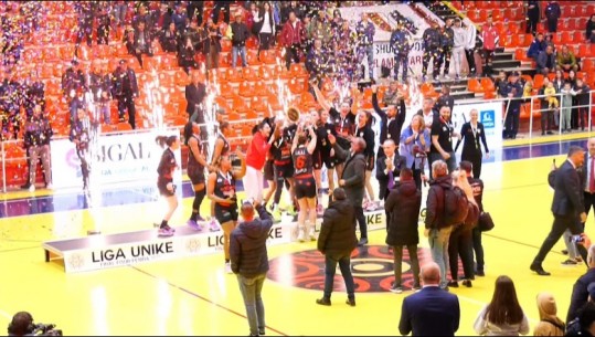 Basketboll/ Partizani ndal vrullin e Flamurtarit, vajzat e kuqe kampione të Ligës Unike në Vlorë