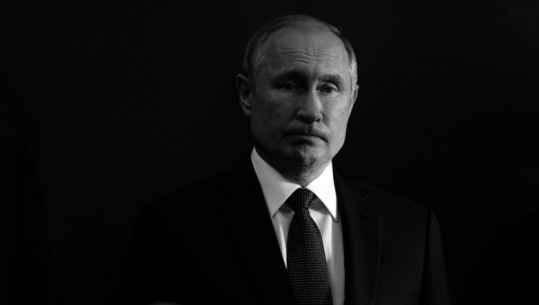 Putin viziton papritur Krimenë në përvjetorin e aneksimit