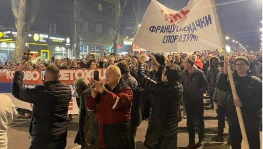 Nesër takimi Kurti-Vuçiç, serbët protestojnë në Beograd, kërkojnë dorëheqjen e presidentit të Serbisë! Vuçiç: S'jemi larg Luftës së Tretë Botërore