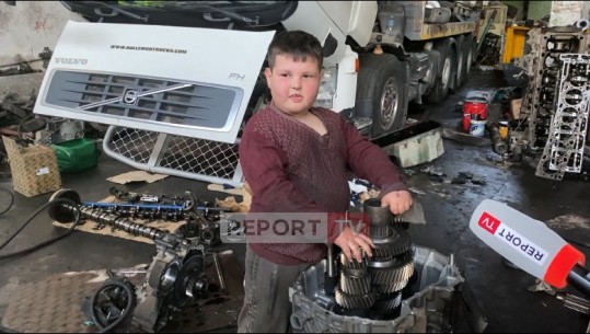 Eloen, 8-vjeçari nga Berati i pasionuar pas mekanikës, riparon kamionë (VIDEO)