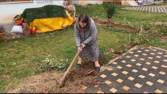 Kukës, 70-vjeçarja kujdeset vullnetarisht për lulishten e qytetit (VIDEO)