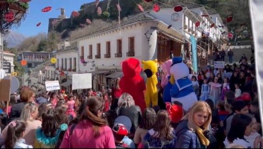 Performanca me maskota, karnavalet gjallërojnë Gjirokastrën (VIDEO)