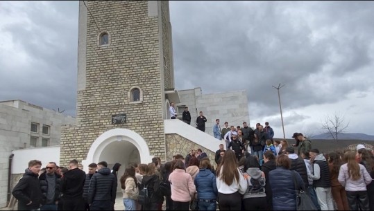 Nxënësit e Mitrovicës vizitojnë Kullën e Qëndresës në Kukës! Mësuesit: Lënda e historisë të futet në shkollat profesionale