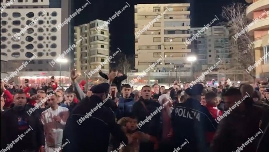 Flamurtari mposhtet nga Dinamo, përleshje mes stafeve dhe 3 kartona të kuq në Vlorë! Tifozët rrethojnë stadiumin dhe presin daljen e arbitrit, ndërhyn policia (VIDEO)