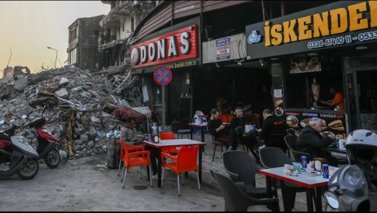 FOTOT: Në radhë për të marrë ushqimin, pamje nga Turqia pas tërmetit fatal