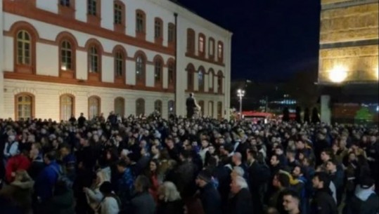 Studentët serbë marrin pjesë në bllokadën e institucioneve, kërkohet dorëheqja e Vuçiç pasi pranoi planin për Kosovën