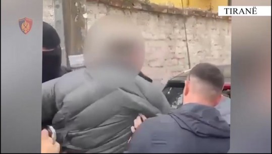 DEL VIDEO/ Momenti kur kapen shpërndarësit e drogës në Tiranë, njëri i fshehur në klub nate