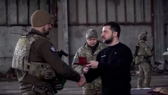 Zelensky falënderon ushtarët në Bakhmut: Mbroni sovranitetin e Ukrainës