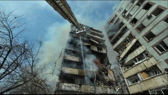 Rusët bombardojnë pallatin e banimit në Zaporizhia të Ukrainës, vdes një person dhe plagosen 25 të tjerë