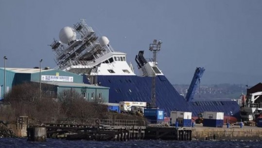 Përmbyset anija me peshë 3 mijë ton në portin skocez, 35 të plagosur (VIDEO)