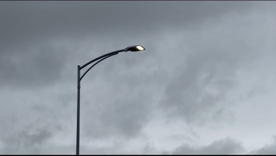 Harrohet kriza energjetike, ndriçuesit e rrugës në Milot ndezur edhe ditën (VIDEO)