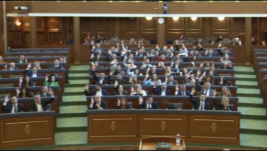 ‘Phy të q**** tradhtarin e nans’, debat i fortë në Kuvendin e Kosovës për marrëveshjen me Serbinë! Deputetët shajnë me fjalor rruge