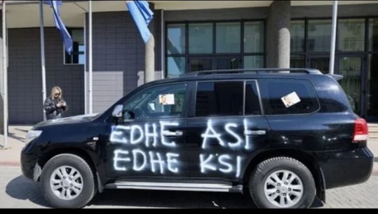 Aksion simbolik në Kosovë, partia opozitare shkruan 'mesazhin' mbi makinën e kryetarit të Kuvendit