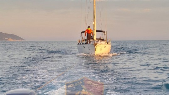 Mbetën në mes të detit dhe rrezikuan të mbyten pasi anija pësoi defekt, shpëtohen tre turistët e huaj në Vlorë