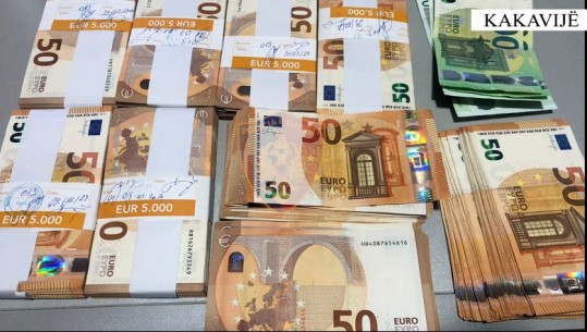 Iu gjetën 44 750 euro të padeklaruara në çantë teksa kalonte kufirin në Kakavijë, në hetim 54-vjeçari