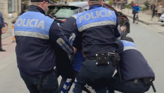 Sherr mes policëve në Tiranë, efektivi i dehur ofendon punonjësin e ‘Shqiponjave’