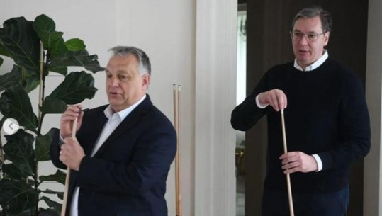 Viktor Orban dhe Aleksandër Vuçiç takohen në Beograd, pas 3 orësh bisedime luajnë bilardo