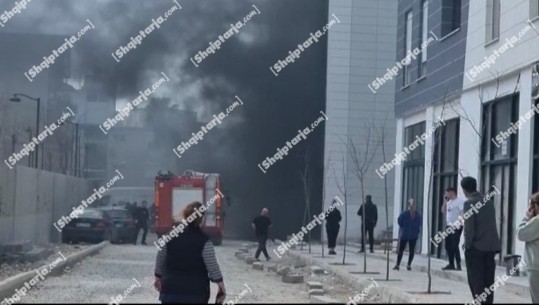 Tiranë/ Merr flakë makina brenda parkingut të një pallati në rrugën 'Ndre Mjeda', tymi i zi mbulon zonën (VIDEO)
