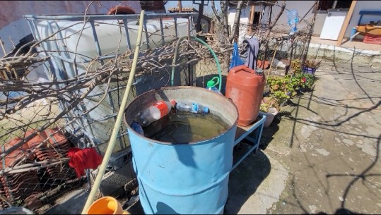 150 familje në Patos furnizohen me ujë të ndotur, banorët: Paguajmë faturat kot, e rrezikshme për t’u larë  