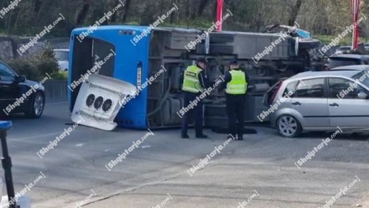 VIDEO/ Mjetet të bëra copash, dalin pamjet nga aksidenti në Tiranë! Autobusi i kthyer përmbys