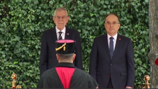 VIDEO/ Presidenti i Austrisë në Shqipëri, Begaj e pret me ceremoni shtetërore