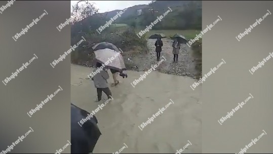 VIDEO/Nxënësit në Papër-Sollak të Elbasanit rrezikojnë jetën duke kaluar lumin për të shkuar në shkollë! Prindërit i marrin në shpinë