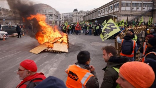 Franca hyn në ditën e 10-të të protestave, dhunë dhe flakë në rrugët e Parisit kundër reformës së pensioneve