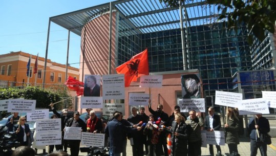FOTOGALERIA/ Shoqëria civile protestë para SPAK: Ku është floriri i Kërrabës! Hetoni evazionin fiskal të hidrokarbureve