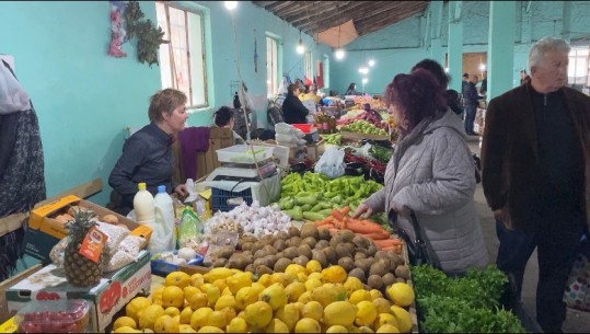 Në Fier rriten 5 deri 10 herë çmimet e fruta-perimeve! Qytetarët: Me 9000 lekë pension është e pa përballueshme