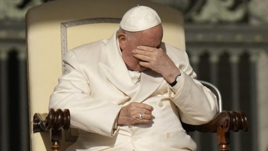 Papa Françesku u shtrua në spital pas 'dhimbjeve në gjoks', mjekët: Ka infeksion në rrugët e frymëmarrjes prej një virusi, s'është Covid-19