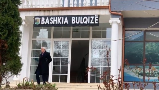 Arrestimi i Lefter Allës penalizon qytetarët në Bulqizë! Dy javë pa marrë pagesën në Bashki, s’ka kush të firmosë