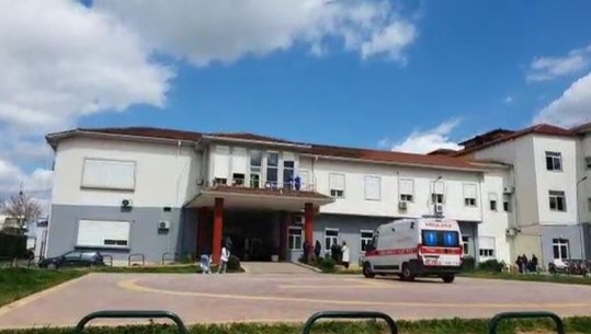 E rëndë në Gramsh, pacienti 66-vjeçar hidhet nga kati i 4-t i spitalit, dërgohet me urgjencë në Tiranë! Familjarët dyshojnë se ka rënë