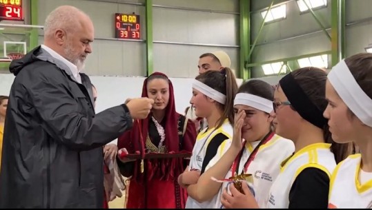 Rama ndan medaljet për vajzat e shkollës 9 vjeçare që fituan kampionatin e basketbollit: Sot Kamza i tha Tiranës një mësim
