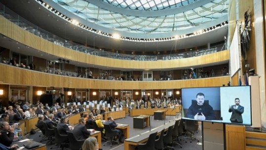 Deputetët e të djathtës ekstreme në Austri lënë sallën ku mbante fjalim Zelensky: Shkel neutralitetin