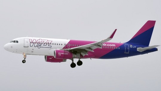 Kompania Wizz Air braktis pasagjerët në Rinas, shtyhen 2 udhëtime drejt Italisë! Mbi 9 orë pritje për në Milano, mbi 6 orë për në Romë