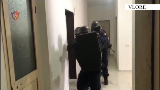 Kontrolle në Vlorë, shpallet në kërkim anëtari i një grupi kriminal! Në shtëpi i gjetën pistoletë dhe 39 mijë euro