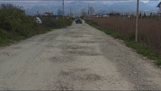 Rruga e Adriatikut në Kurbin e degraduar, e mbushur me mbeturina! Banorët: Ndihemi të harruar nga shteti