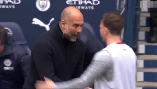 Pep Guardiola tallet me futbollistët e Liverpool, u shtrëngon dorën pas golit të City-t (VIDEO)