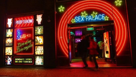 Kufizim orari dhe mund të zhvendoset ‘lagja e dritave të kuqe’, punonjësit e seksit po protestojnë në Amsterdam