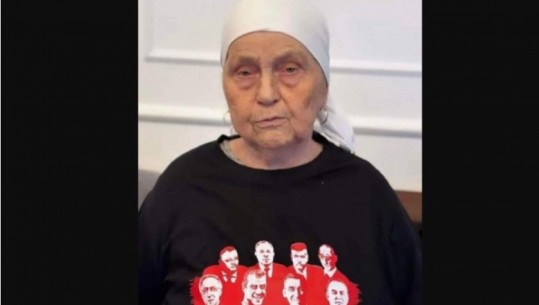 FOTOLAJM/ Nëna e Thaçit vesh bluzën me portretet e ish-krerëve të UÇK-së: Liria jeni ju