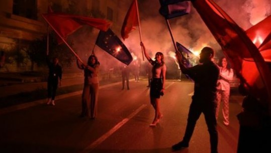 Mbështetësit e Milatoviçit festojnë fitoren për Presidencën e Malit të Zi! Fishekzjarrë në Podgoricë, Nikshiq, Budva e Kotorr