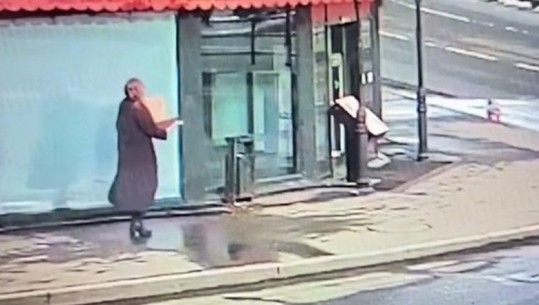 VIDEO/ Momenti kur një grua futet në lokalin në Shën Petersburg dhe i jep ‘dhuratë’ lëndën plasëse mbështetësit të Putin! Shpërthimi i mori jetën