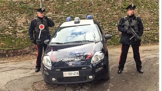 Fshehu mbi 3 kilogramë kokainë në pyll, arrestohet 24-vjeçari shqiptar në Itali