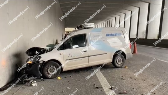 Aksident në rrugën Tiranë-Elbasan, mjeti tip 'volkswagen' përplaset me trajlerin! Plagoset një person (VIDEO)