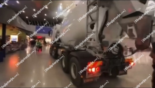 Situata e pazakontë/ 2 betoniere brenda Aeroportit të Rinasit, udhëtarët të habitur (VIDEO)